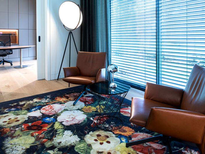 Gemütliche Sesselecke mit Sesseln Pilot Soft und Blumenteppich Eden Queen, Arbeitszimmer im Hintergrund