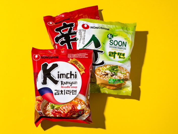 Ramyun Packungen, Veggie Ramyun, Nudelsuppe, Kimchi und Soon auf gelbem Hintergrund, Nongshim