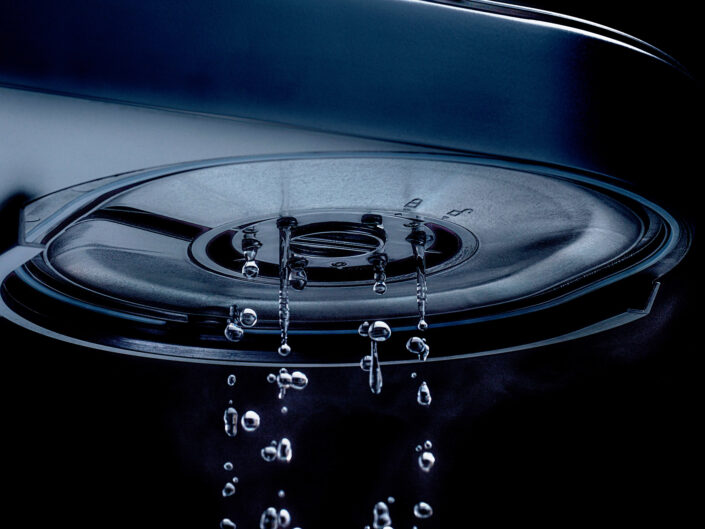 Close up von dem Wasserauslass der Kaffeemaschine Filbii vor schwarzem Hintergrund, Wassertropfen, Stillphotography, Stillfotografie