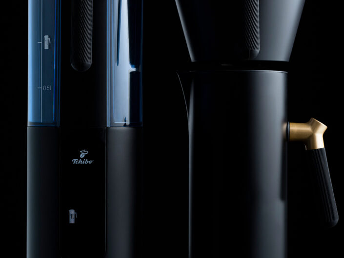 Close up von der Kaffeemaschine Filbii vor schwarzem Hintergrund, goldene Details
