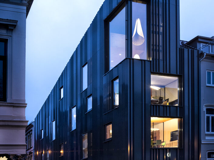 Modernes Glasgebäude: Hochmodernes Glasgebäude mit klaren Linien Casino Futur, POPO, Minimalistisches Design mit kreativer Lichtführung Nachtaufnahme, die die städtische Architektur hervorhebt